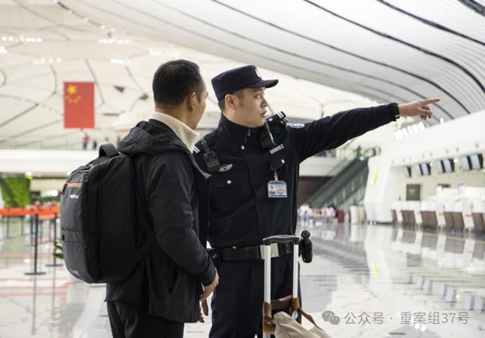 2月3日，大兴国际机场航站楼内，客舱吴盛藻为旅客指路。上饺  新京报记者 陶冉 摄